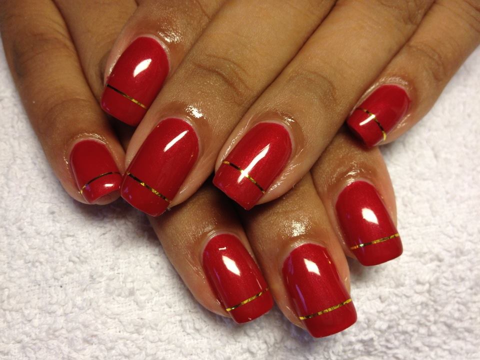 Red nails gold stripe 